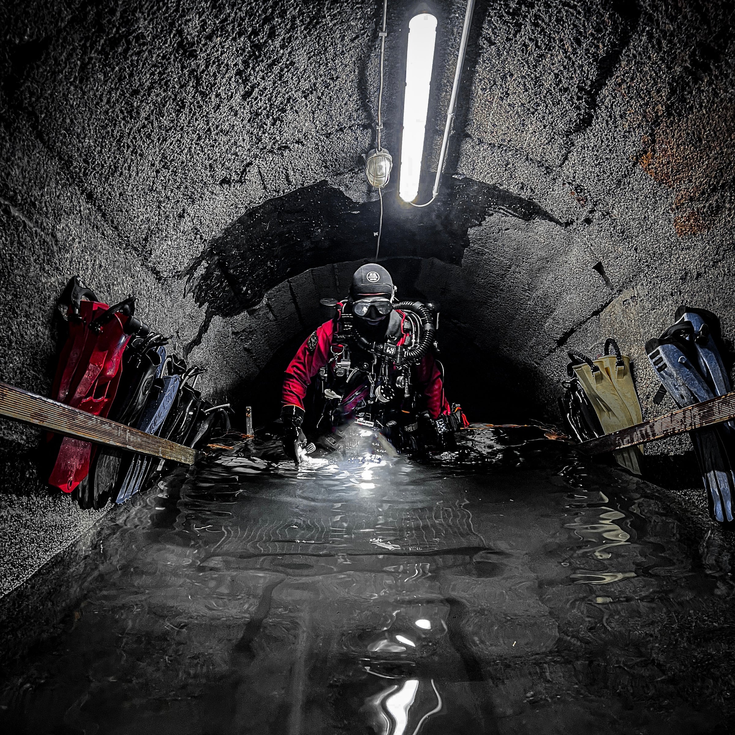 Höhlentaucher in einer dunklen Unterwasserhöhle